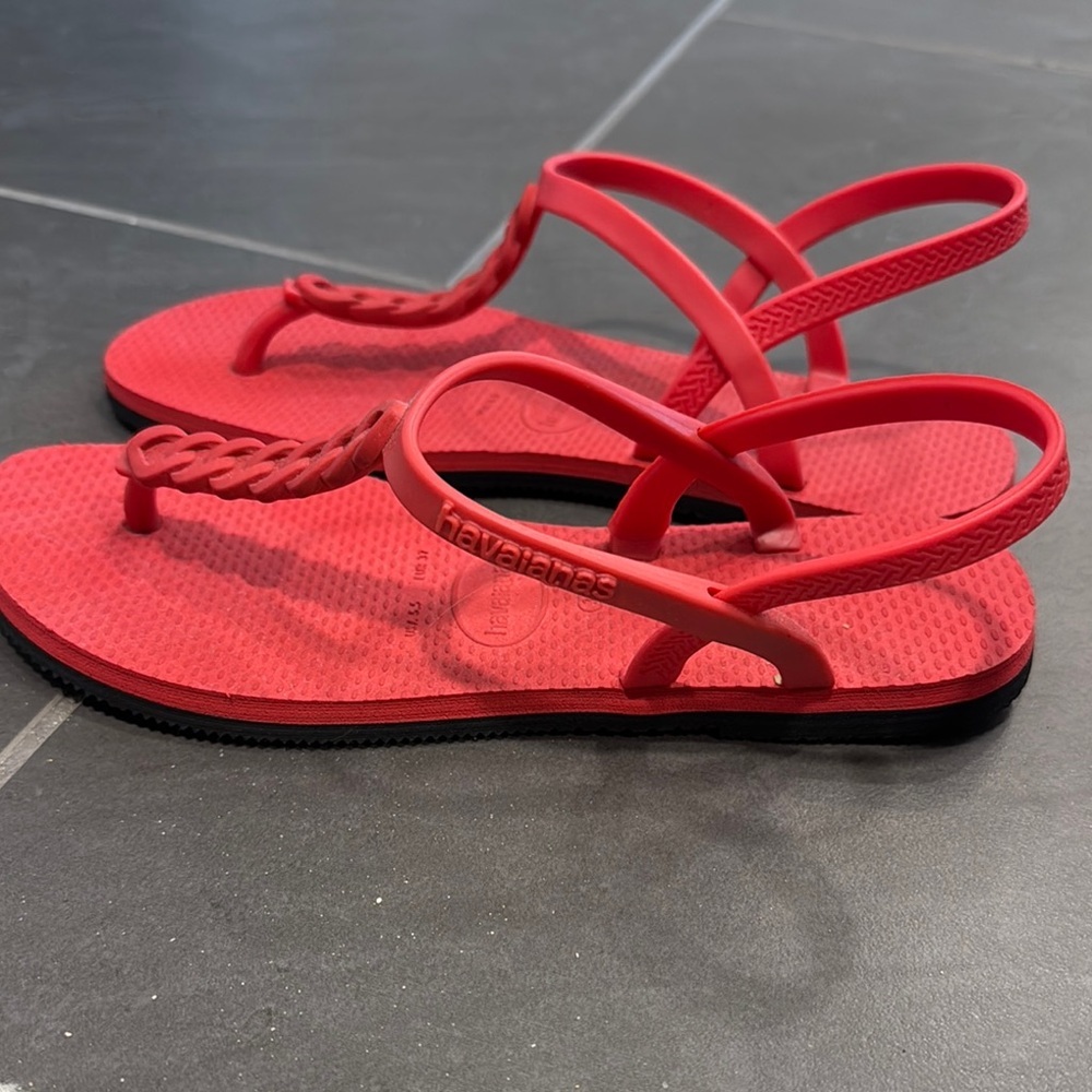 Vibrant Red T-Strap Sandals with Braided Detail - Picture 2 of 4